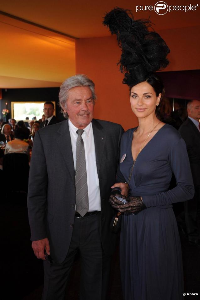 Alain Delon et Tasha de Vasconcelos au Qatar Prix de l'Arc de triomphe, le 4 octobre 2009.