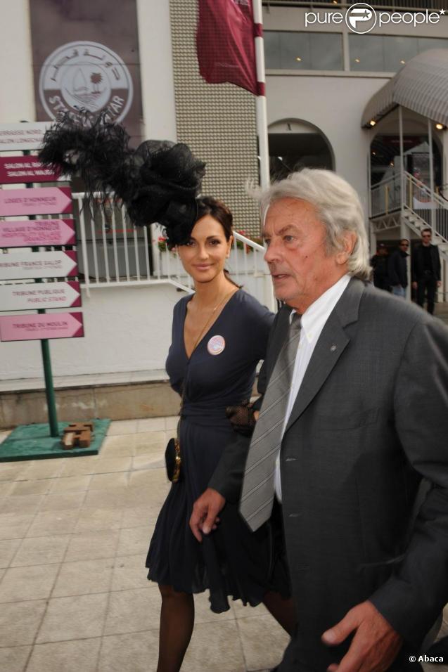Alain Delon et Tasha de Vasconcelos au Qatar Prix de l'Arc de triomphe, le 4 octobre 2009.