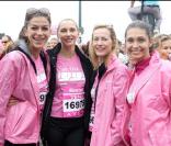 Jovanka Sopalovic, Frédérique Bel, Gabrielle Lazure et Adeline Blondieau lors de la course Odyssea au profit de la lutte contre le cancer du sein sur l\'esplanade du château de Vincennes le 4 octobre 2009