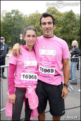 Adeline Blondieau et son compagnon Laurent lors de la course Odyssea au profit de la lutte contre le cancer du sein sur l'esplanade du château de Vincennes le 4 octobre 2009