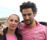 Frédérique Bel et son compagnon Stany Coppet lors de la course Odyssea au profit de la lutte contre le cancer du sein sur l'esplanade du château de Vincennes le 4 octobre 2009