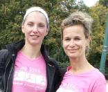 Frédérique Bel et Marie-Sophie L. lors de la course Odyssea au profit de la lutte contre le cancer du sein sur l'esplanade du château de Vincennes le 4 octobre 2009