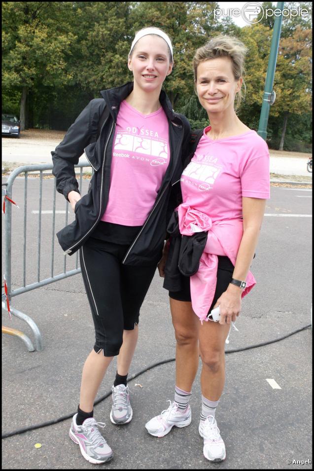 Frédérique Bel et Marie-Sophie L. lors de la course Odyssea au profit de la lutte contre le cancer du sein sur l'esplanade du château de Vincennes le 4 octobre 2009