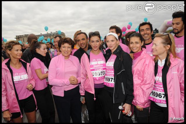 Marie-Sophie L., Salomé Stévenin, Roselyne Bachelot, Nikos, Jovanka Sopalovic, Frédérique Bel, Adeline Blondieau et Gabrielle Lazure lors de la course Odyssea pour la lutte contre le cancer du sein le 4 octobre 2009 