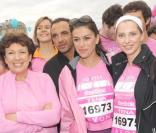 Marie-Sophie L., Salomé Stévenin, Harry Roselmack, Roselyne Bachelot, Nikos, Jovanka Sopalovic, Frédérique Bel, Adeline Blondieau et Gabrielle Lazure lors de la course Odyssea pour la lutte contre le cancer du sein le 4 octobre 2009