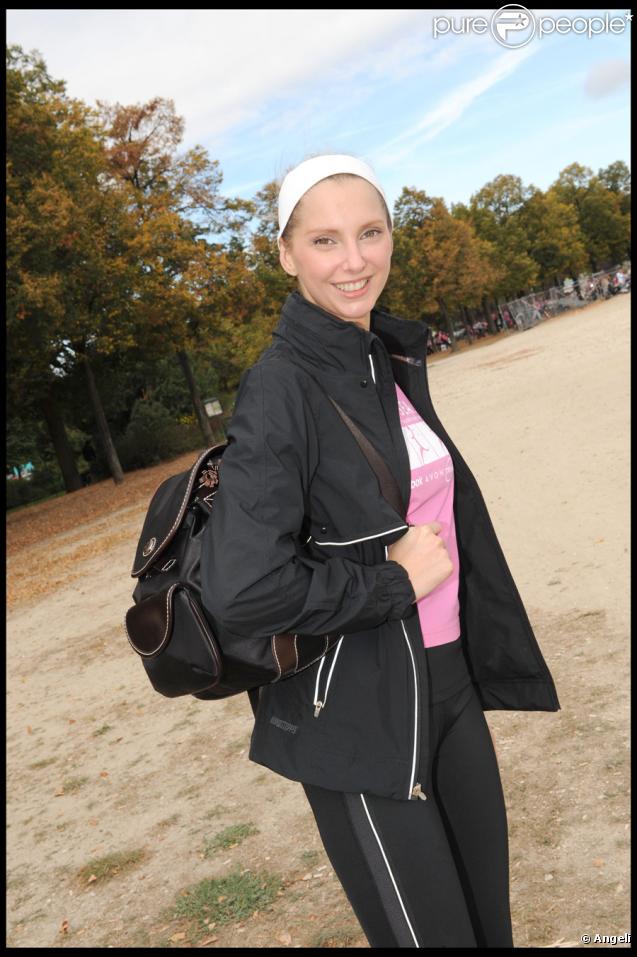 Frédérique Bel lors de la course Odyssea au profit de la lutte contre le cancer du sein sur l'esplanade du château de Vincennes le 4 octobre 2009