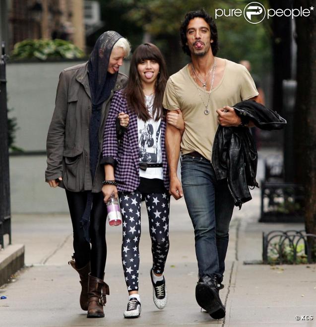 Lourdes, son papa Carlos Leon, et sa fiancée à New York. Ils s'amusent comme des petits fous. 03/10/09