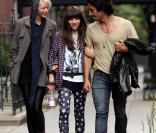 Lourdes, son papa Carlos Leon, et sa fiancée à New York. Ils s'amusent comme des petits fous. 03/10/09