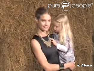 L'entrée des people au défilé Chanel à Paris du 6 octobre 2009 : Natalia Vodianova et sa fille 