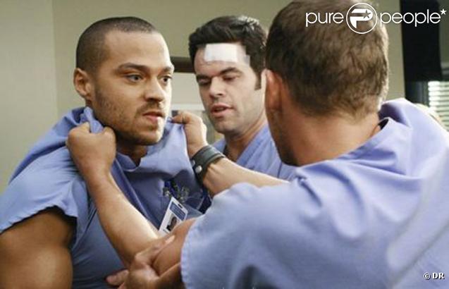 Baston dans la saison 6 : Jesse Williams se fait empoigner par Justin Chambers et Robert Baker tente de les séparer 