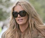 Elle Macpherson à la sortie de l'école de ses enfants le 7/10/09 à Londres