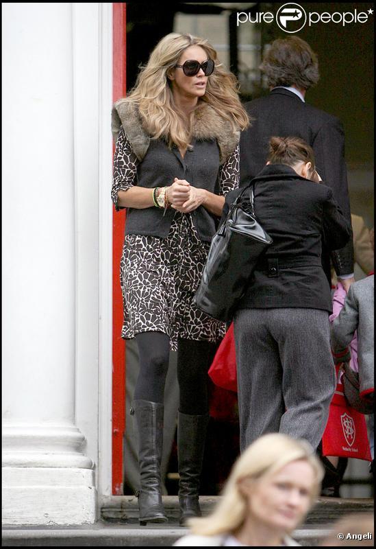 Elle Macpherson à la sortie de l'école de ses enfants le 7/10/09 à Londres