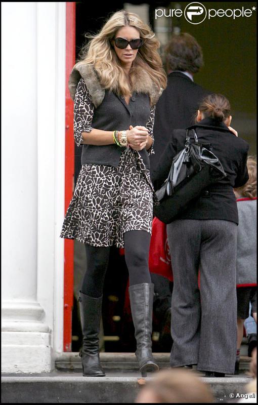 Elle Macpherson à la sortie de l'école de ses enfants le 7/10/09 à Londres