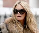 Elle Macpherson à la sortie de l'école de ses enfants le 7/10/09 à Londres