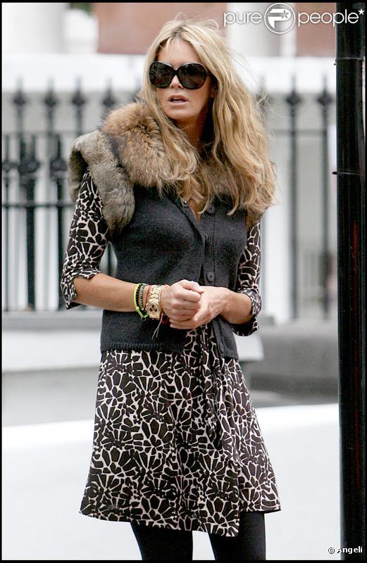 Elle Macpherson à la sortie de l'école de ses enfants le 7/10/09 à Londres