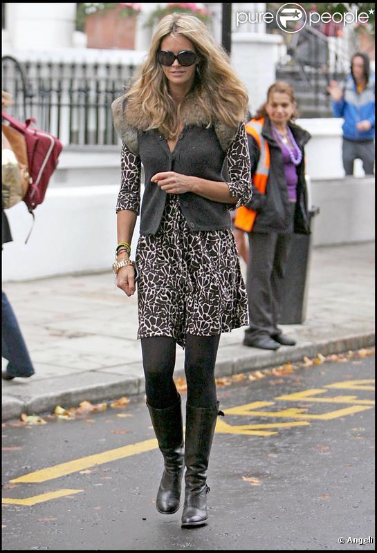 Elle Macpherson à la sortie de l'école de ses enfants le 7/10/09 à Londres