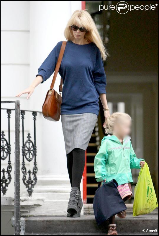 Claudia schiffer à la sortie de l'école de ses enfants le 7/10/09 à Londres