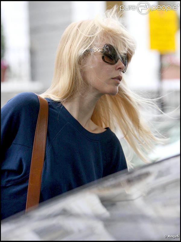 Claudia schiffer à la sortie de l'école de ses enfants le 7/10/09 à Londres
