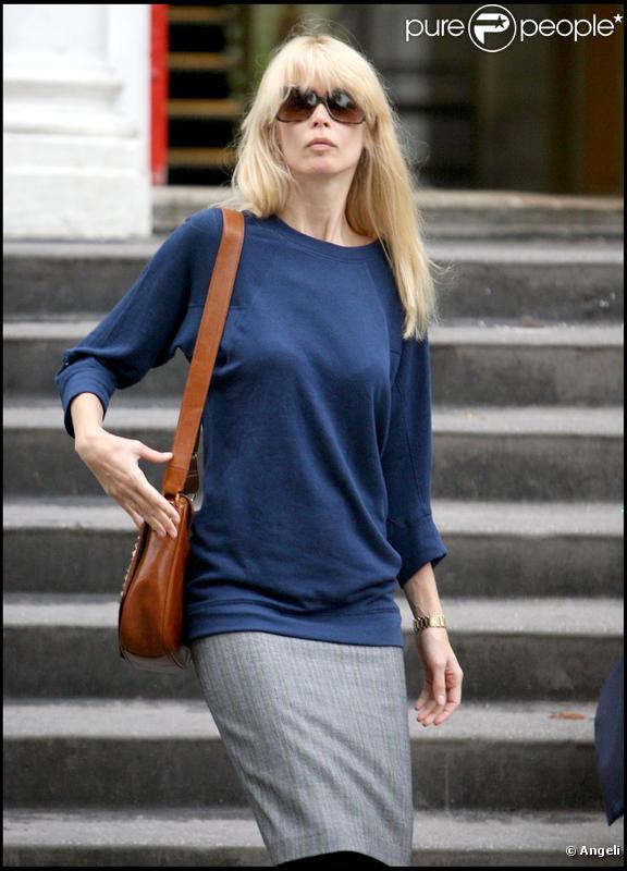 Claudia schiffer à la sortie de l'école de ses enfants le 7/10/09 à Londres