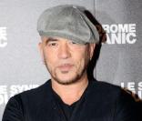 Michaël Youn et Elie Semoun et leurs copains, entourent Pascal Obispo... qui vous dévoile sa face cachée !
