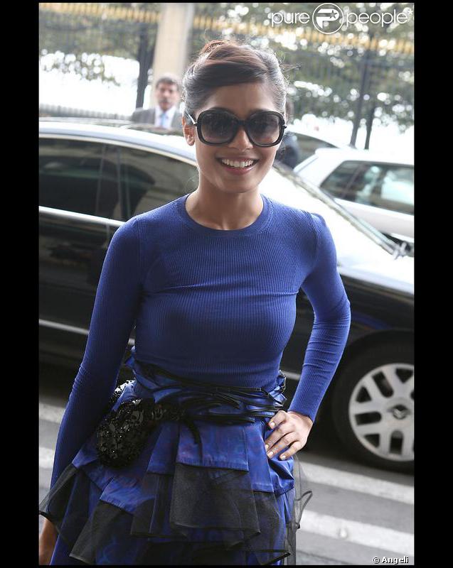 Freida Pinto à son arrivée au défilé Vuitton