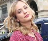 Nora Arnezeder à son arrivée au défilé Vuitton