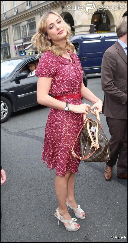 Nora Arnezeder à son arrivée au défilé Vuitton