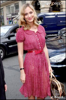Nora Arnezeder à son arrivée au défilé Vuitton