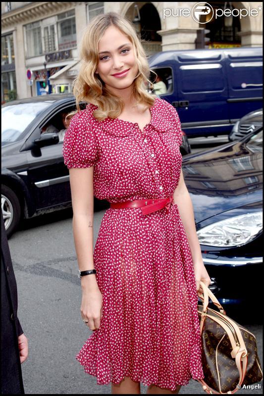 Nora Arnezeder à son arrivée au défilé Vuitton