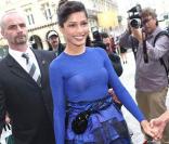 La douce Freida Pinto, noyée dans son bel ensemble Louis Vuitton ! 