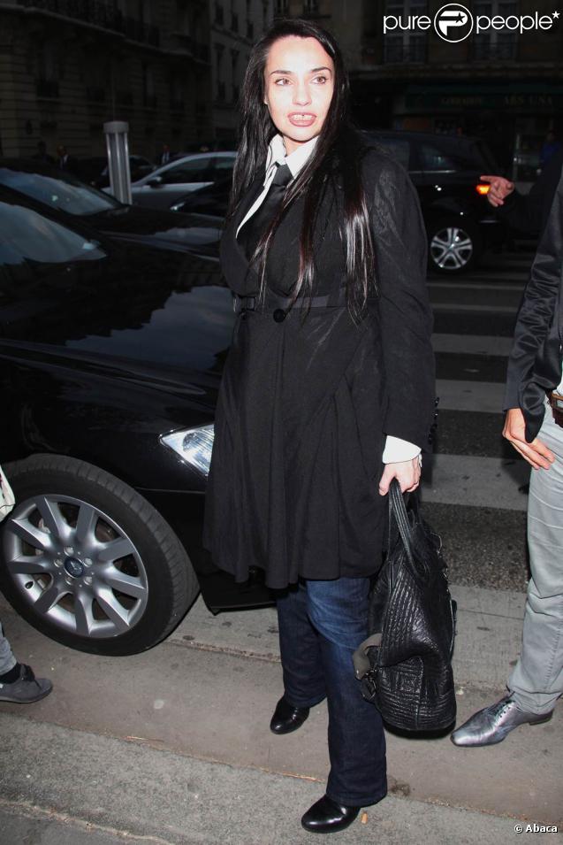 Béatrice Dalle en mode Famille Adams, c'est vraiment pas terrible. 