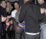 Kimberley Walsh complètement saoûle, sortant d'une boîte à Londres