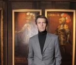 Le prince Emmanuel Philibert de Savoie devant les tableaux de ses ancêtres...