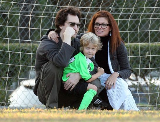 Debra Messing son mari Daniel Zelman et leur fils Roman jouent au foot dans un parc de Los Angeles le 11 octobre 2009