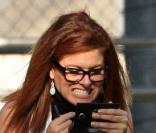 Debra Messing son mari Daniel Zelman et leur fils Roman jouent au foot dans un parc de Los Angeles le 11 octobre 2009