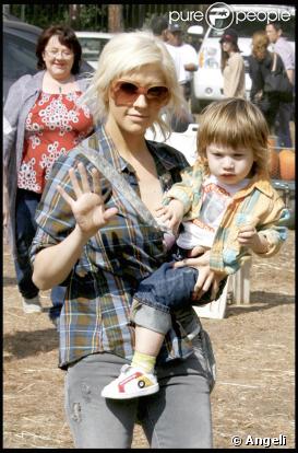 Christina Aguilera et son fils Max (Los Angeles, 11 octobre 2009)