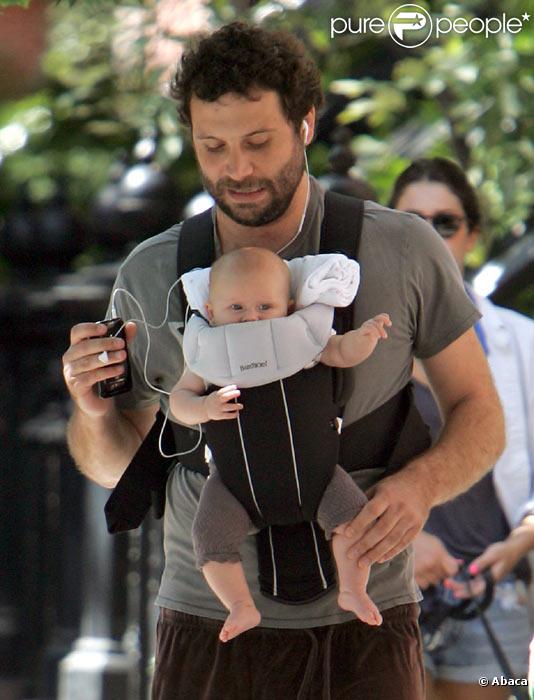 Jeremy Sisto promène sa fille Charlie Bellerina à New York en septembre 2009 