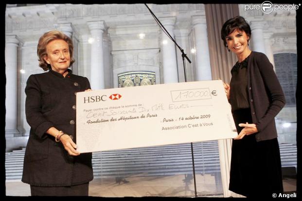 Rachida Dati remet un chèque de 170 000 euros à Bernadette Chirac au dîner organisé par C'est à vous, au profit de la Fondation des Hôpitaux de Paris-Hôpitaux de France. 14/10/09