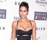 Halle Berry lors du gala de charité Black Ball à New York le 15 octobre 2009 : sa robe signée Kaufman Franco est furieusement sexy mais élégante ! 