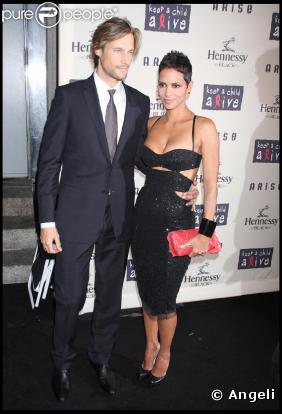 Halle Berry et son compagnon Gabriel Aubry lors du gala de charité Black Ball à New York le 15 octobre 2009 : le couple rayonne littéralement !