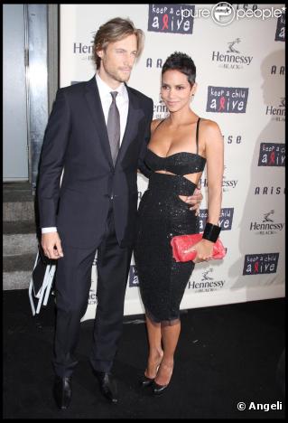 Halle Berry et son compagnon Gabriel Aubry lors du gala de charité Black Ball à New York le 15 octobre 2009 : le couple rayonne littéralement ! 