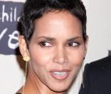 Halle Berry et son compagnon Gabriel Aubry lors du gala de charité Black Ball à New York le 15 octobre 2009 : la coupe garçonne contraste élégamment avec sa féminité exacerbée dans cette robe 
