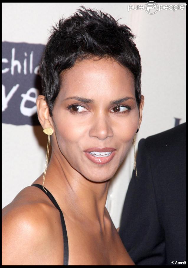 Halle Berry et son compagnon Gabriel Aubry lors du gala de charité Black Ball à New York le 15 octobre 2009 : la coupe garçonne contraste élégamment avec sa féminité exacerbée dans cette robe 