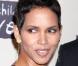 Halle Berry et son compagnon Gabriel Aubry lors du gala de charité Black Ball à New York le 15 octobre 2009 : la coupe garçonne contraste élégamment avec sa féminité exacerbée dans cette robe 