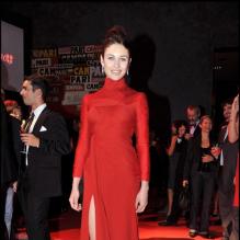 Olga Kurylenko présente le calendrier Campari 2010.