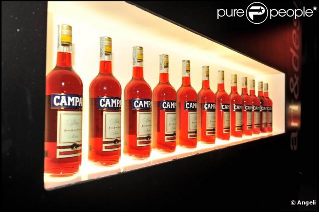 Olga Kurylenko présente le calendrier Campari 2010.