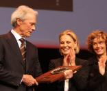 Première édition du Festival de cinéma de Lyon : le 17 octobre 2009, Clint Eastwood a reçu le premier Prix Lumière de l'histoire des mains de Bertrand Tavernier, sous les yeux de Cécile de France 
