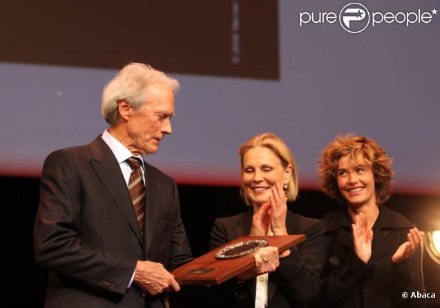 Première édition du Festival de cinéma de Lyon : le 17 octobre 2009, Clint Eastwood a reçu le premier Prix Lumière de l'histoire des mains de Bertrand Tavernier, sous les yeux de Cécile de France 