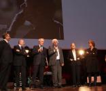 Première édition du Festival de cinéma de Lyon : le 17 octobre 2009, Clint Eastwood a reçu, avec fierté et humour, le premier Prix Lumière de l'histoire des mains de Bertrand Tavernier