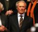 Première édition du Festival de cinéma de Lyon : le 17 octobre 2009, Clint Eastwood a reçu le premier Prix Lumière de l"histoire des mains de Bertrand Tavernier